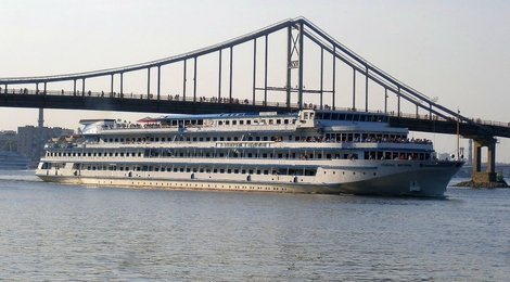 На фото: Dnieper River Boat Tour from €50, 118 Dnieper River Boat Tour from €50, 118